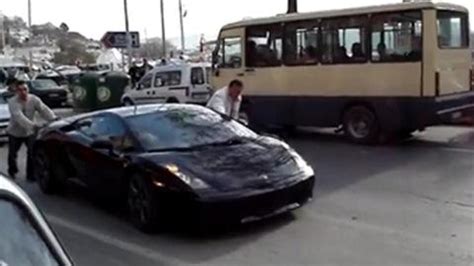 İ­s­t­a­n­b­u­l­­d­a­ ­G­a­z­ı­ ­B­i­t­e­n­ ­L­a­m­b­o­r­g­h­i­n­i­­y­i­ ­İ­t­m­e­k­